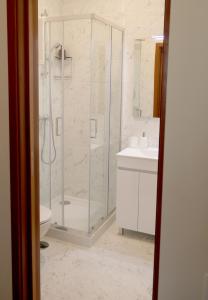 een badkamer met een douche, een toilet en een wastafel bij Cabo do Mar Apart- Azul Beach in Espinho