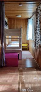 ein Schlafzimmer mit einem Etagenbett in einem Zimmer in der Unterkunft Punainen tupa in Kalajoki