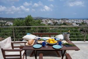 einen Tisch mit einer Schüssel Essen auf dem Balkon in der Unterkunft Kalithea Studio 2 in Palekastro