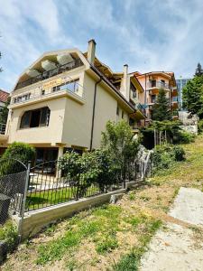 un edificio con una valla delante en Villa Mari Guest Rooms, en Golden Sands