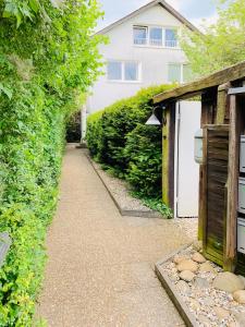 a walkway in front of a house with a building at Gemütliche Souterrain Wohnung neben der Universitätsklinik in Homburg in Homburg +23 photos
