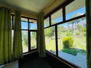 HOTEL DEVDAR RESORT外面的花园