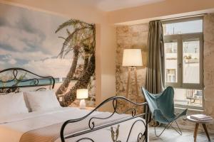 una camera con letto e finestra di Fileas Art Hotel a Chania