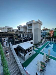 een gebouw met een zwembad en een resort bij ALESSIA HOTEL & SPA in Side