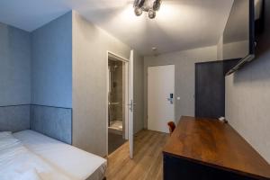una camera da letto con un letto e una scrivania di mk monteurzimmer stuttgart a Stoccarda