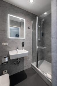 un bagno con lavandino e doccia di mk monteurzimmer stuttgart a Stoccarda