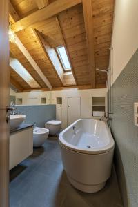 baño grande con 2 lavabos y bañera grande en Chalcherin - Celerina, en Celerina