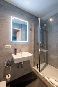 un bagno con lavandino e doccia di mk monteurzimmer stuttgart a Stoccarda Altre 5 foto