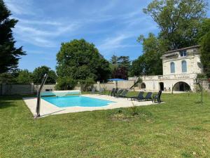 a swimming pool in the yard of a house at Le Castel de Bréhémont in Bréhémont