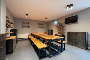 una sala da pranzo con tavolo in legno e panche di mk monteurzimmer stuttgart a Stoccarda