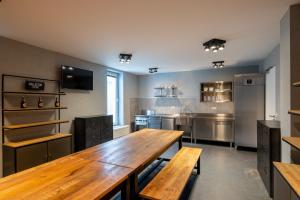 una grande cucina con tavolo e panche in legno di mk monteurzimmer stuttgart a Stoccarda