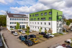 un gruppo di edifici con auto parcheggiate in un parcheggio di mk monteurzimmer stuttgart a Stoccarda