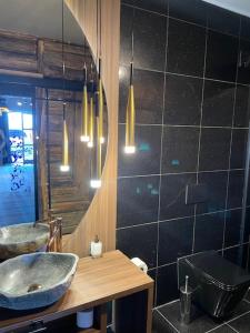 La salle de bains est pourvue d'un lavabo et d'un comptoir avec un miroir. dans l'établissement Ostoja Spokoju, à Olchowiec