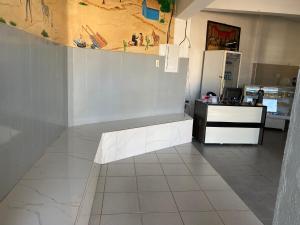 Una cocina con encimera blanca y refrigerador. en Hotel Maceió 3 irmãos, en Juazeiro do Norte 10 fotos más