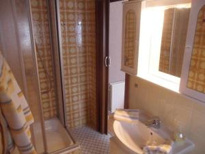 a bathroom with a shower and a sink at Haus-Lily-Nr-03 in Büsum