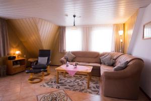 ein Wohnzimmer mit einem Sofa und einem Tisch in der Unterkunft Haus Karin Ferienwohnung 2 in Büsum