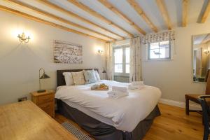 1 dormitorio con 1 cama grande con sábanas blancas en Alde Bay Farm - Lobster Pot, en Aldeburgh