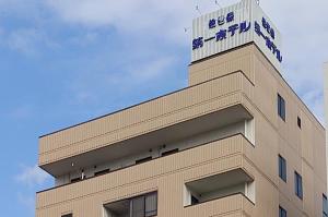 佐世保佐世保第一酒店 的顶部有标志的建筑物
