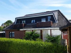 ein Haus mit Balkon darüber in der Unterkunft Haus Lily Nr. 04 in Büsum