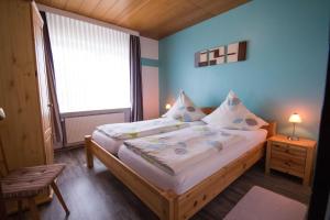 a bedroom with a large bed with a window at Haus Lily Nr.02 bis zu 6 Personen davon max. 2 Kinder in Büsum