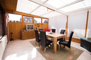 a dining room with a table and chairs at Haus Lily Nr.02 bis zu 6 Personen davon max. 2 Kinder in Büsum