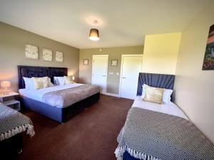 a hotel room with two beds at Comfy Casa - Syster Properties Serviced Accommodation Leicester Families, Work, Groups - Sleeps 13 in Leicester