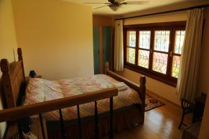 Schlafzimmer mit einem Bett und einem Fenster in der Unterkunft Villa Emel in Antalya