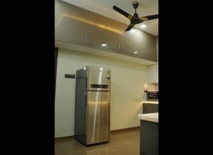 un réfrigérateur en acier inoxydable dans une cuisine avec un plafond dans l'établissement Zenith Homes, à Elūr