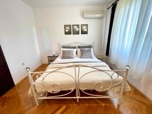 Postel nebo postele na pokoji v ubytování Apartments in Jadranovo 41862