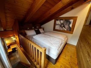 una camera da letto con un grande letto in mansarda di KAISERKRONE CHARMING RETREAT a Dimaro