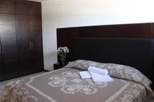 1 dormitorio con 1 cama con 2 toallas en Hotel Ross, en Morelia
