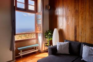 un soggiorno con divano e una grande finestra di La Casa del Barranco a Fasnia
