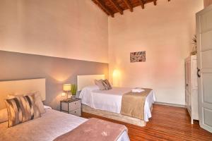 1 dormitorio con 2 camas en una habitación en La Casa del Barranco en Fasnia