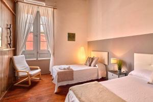 Fasnia的住宿－La Casa del Barranco，酒店客房,配有两张床和椅子