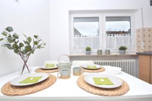 einen weißen Tisch mit Tellern und Servietten darauf in der Unterkunft ROH01-RI Apartment in Rohr 
