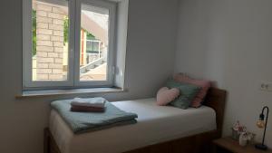 Un pat sau paturi într-o cameră la Modern and cosy apartment Ivana with a beautiful seaview