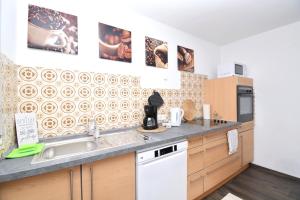Kuchyň nebo kuchyňský kout v ubytování ROH01-RI Apartment in Rohr + 19 fotografií