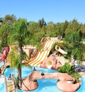 - un toboggan aquatique dans un parc à thème avec des personnes y séjournant dans l'établissement Mobil Home Hyères les palmiers, à Hyères