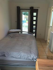 ein großes Bett in einem Zimmer mit Fenster in der Unterkunft Self contained annex in Bournemouth