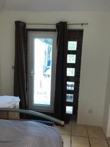 ein Schlafzimmer mit einem Fenster und einem Bett in einem Zimmer in der Unterkunft Self contained annex in Bournemouth
