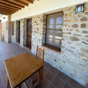 un patio con una mesa de madera y una ventana en Habitacion rural en Alora Caminito del Rey en Málaga