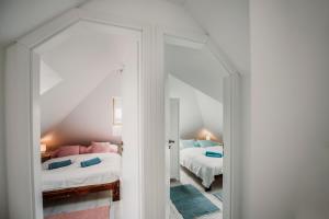 1 dormitorio con 2 camas y espejo en Pécs City View- free parking en Pécs