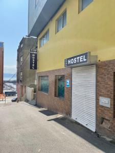 budynek z znakiem hostelu na boku w obiekcie HOSTEL Cangas w mieście Cangas de Morrazo