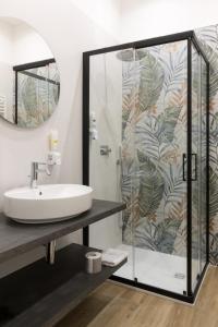La salle de bains est pourvue d'une douche et d'un lavabo. dans l'établissement Hispirya Rooms, à Terracine