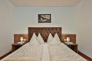 sypialnia z 2 łóżkami i 2 stołami ze świecami w obiekcie Chalet Sofie w mieście Ischgl