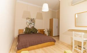 een slaapkamer met een bed, een tafel en een stoel bij LEVANT HOTEL&APARTS in Çeşme
