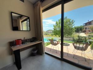 Habitación con puerta corredera de cristal y vistas a un patio. en MARIVAL Luxury Living - Adults Only en Sivota