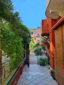 Κήπος έξω από το Leo's House with Garden