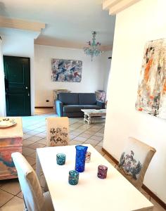 Χώρος καθιστικού στο Leo's House with Garden