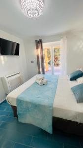 una camera con due letti e asciugamani sopra di Maridea - Medusa a Ponza